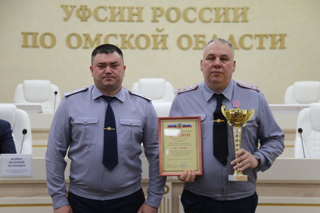 В рамках еженедельного совещания по подведению итогов служебной деятельности за прошедшую неделю начальник УФСИН России по Омской области Сергей Балдин поздравил отличившихся сотрудников