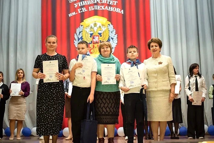 Екатерина Алтабаева приняла участие в церемонии подведения итогов региональной олимпиады по «Севастополеведению» и городского конкурса творческих работ «История школы в истории города»