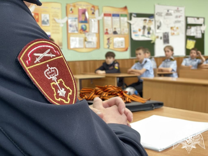 В Сыктывкаре офицер Росгвардии провел урок мужества для подшефных кадетов