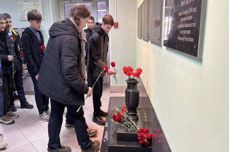 В преддверии Дня Победы росгвардейцы провели патриотическую экскурсию для школьников