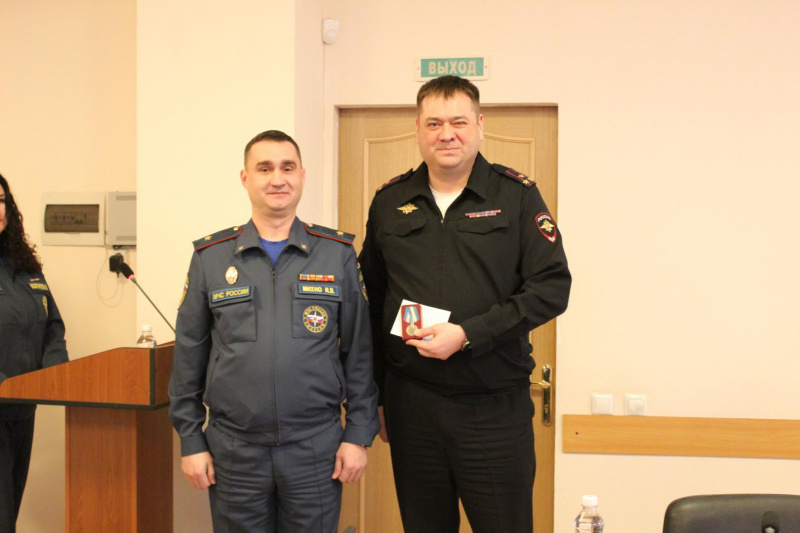 На Камчатке ведомственными наградами МЧС России отмечены полицейские