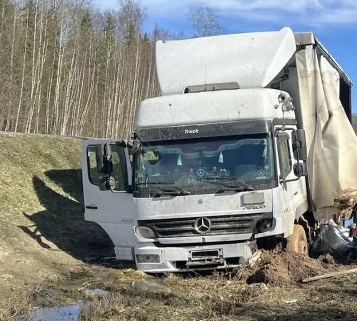 В Афанасьевском районе опрокинулся грузовик