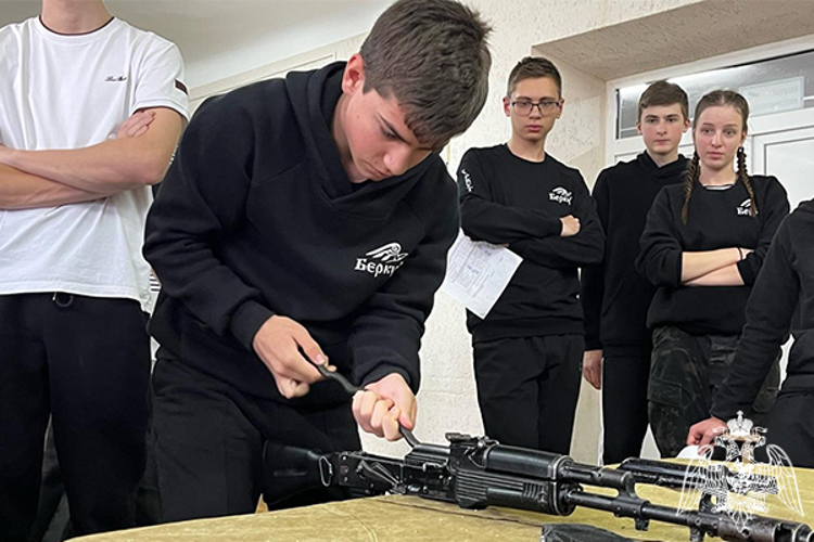 Под руководством сотрудника Росгвардии юнармейцы успешно сдали юнармейский норматив в Пятигорске