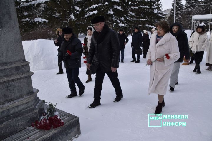 Памятный визит в Мензелинске: возложение цветов к бюсту героя