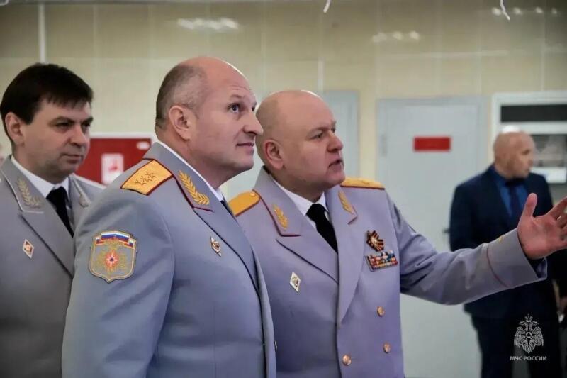 Главе МЧС России Александру Куренкову представили новый учебник для пожарных
