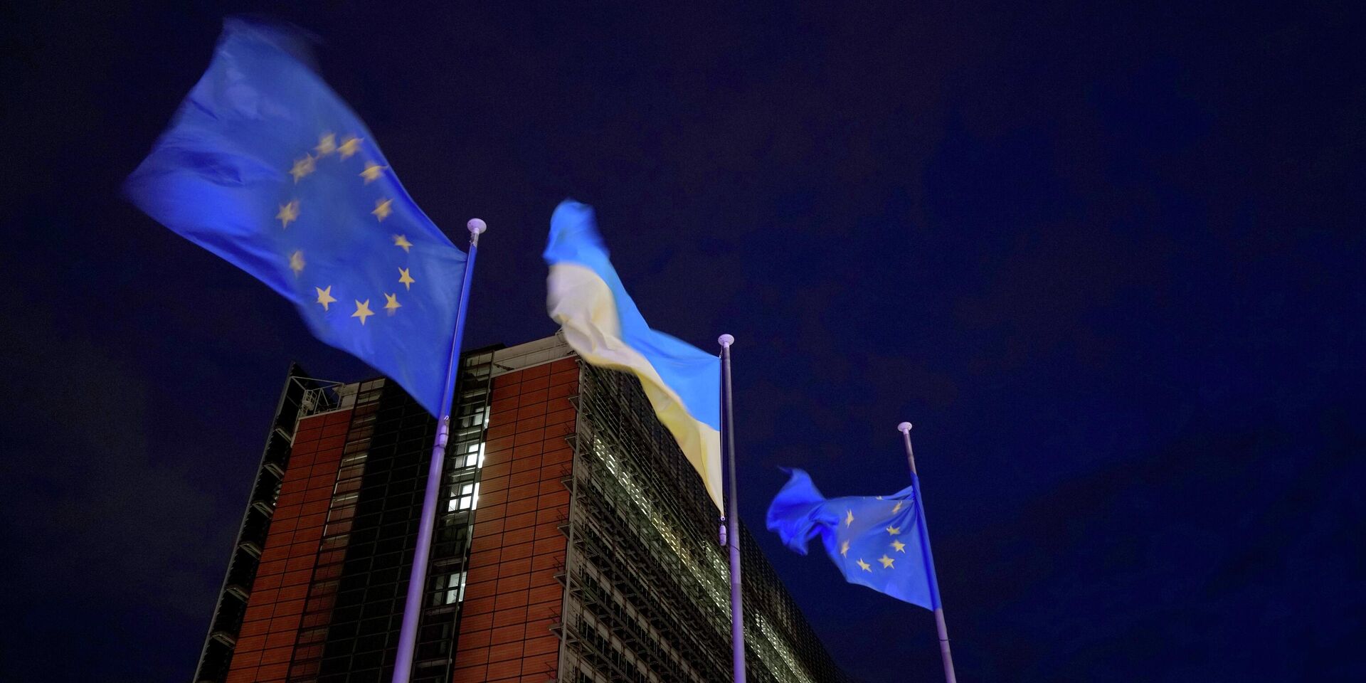 Флаги Европейского союза и Украины у штаб-квартиры ЕС в Брюсселе - ИноСМИ, 1920, 15.11.2025