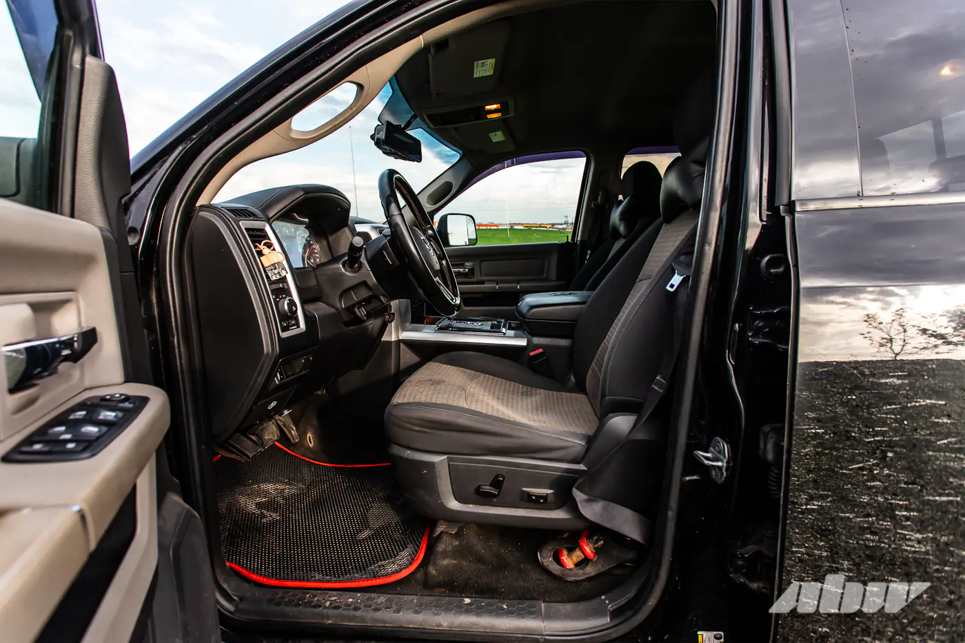 Очень крутой рейнджер: возвышаемся над потоком на Dodge Ram V8