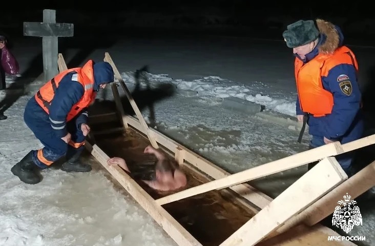 Более 2 000 костромичей отважились совершить омовения в ледяных иорданях