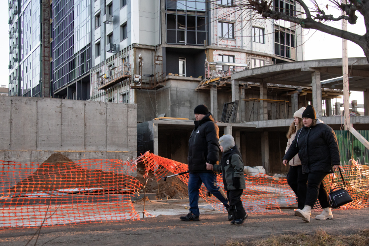 «Если честно, меня не «квадраты» интересуют, а количество людей и детей, проживающих на них. Потому что моя головная боль — в какие детсады и школы их разместить, хватит ли мест в поликлиниках, какая будет нагрузка на дороги»