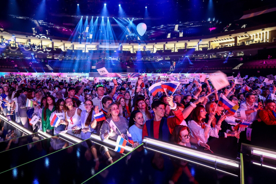 Болельщики перед началом Международного музыкального конкурса «Интервидение» 2025