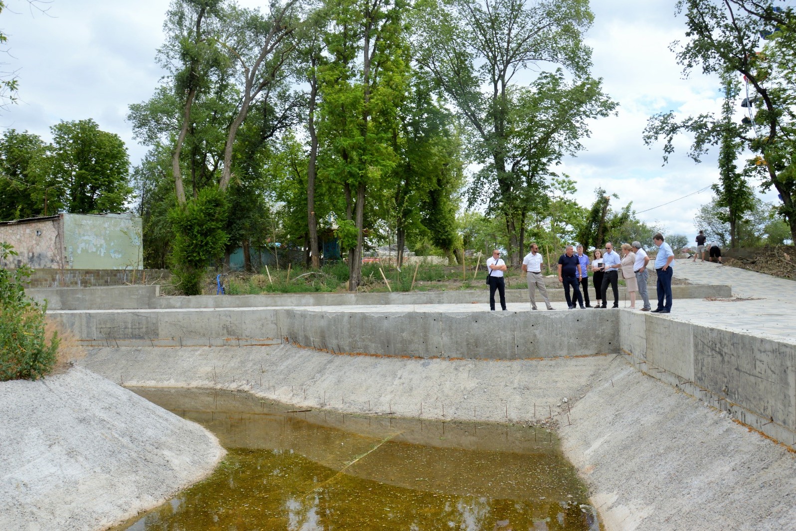 В Белой Калитве к концу осени завершат благоустройство общественной территории рядом с храмом