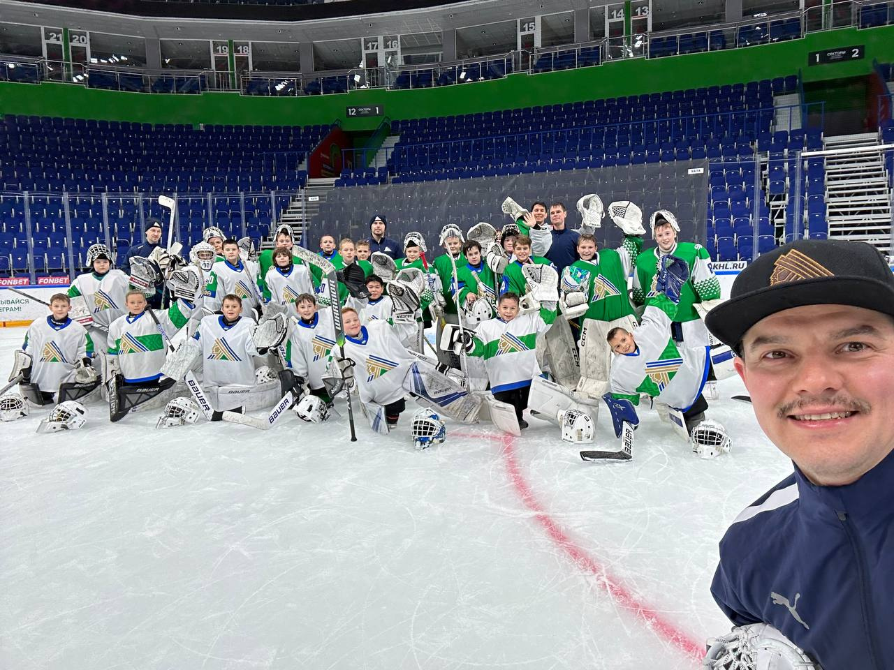 Илья преподал урок молодым хоккеистам