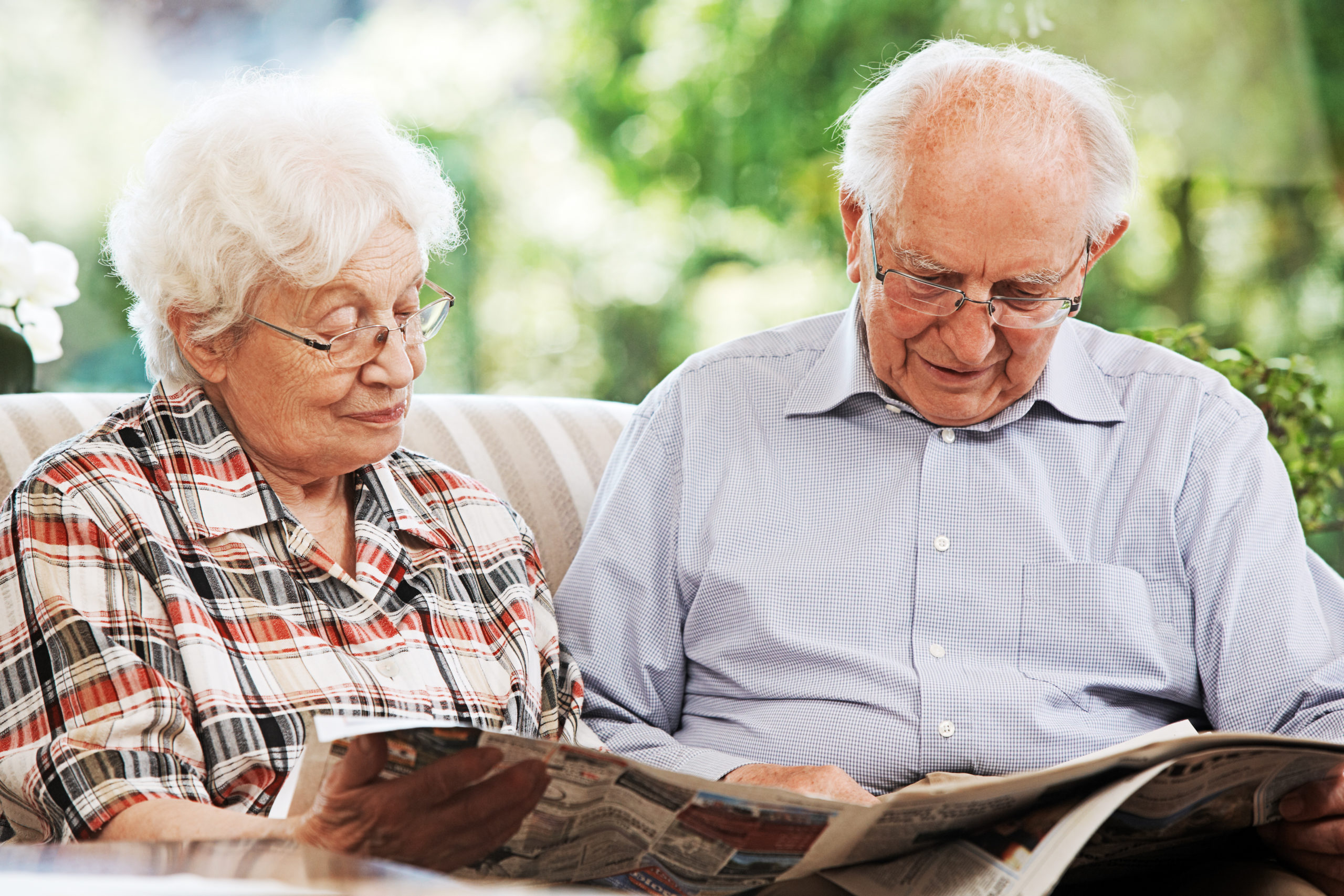Пенсионерка читать. Пожилые люди. Счастливые пенсионеры. Пожилой Возраст. Люди пожилого возраста.