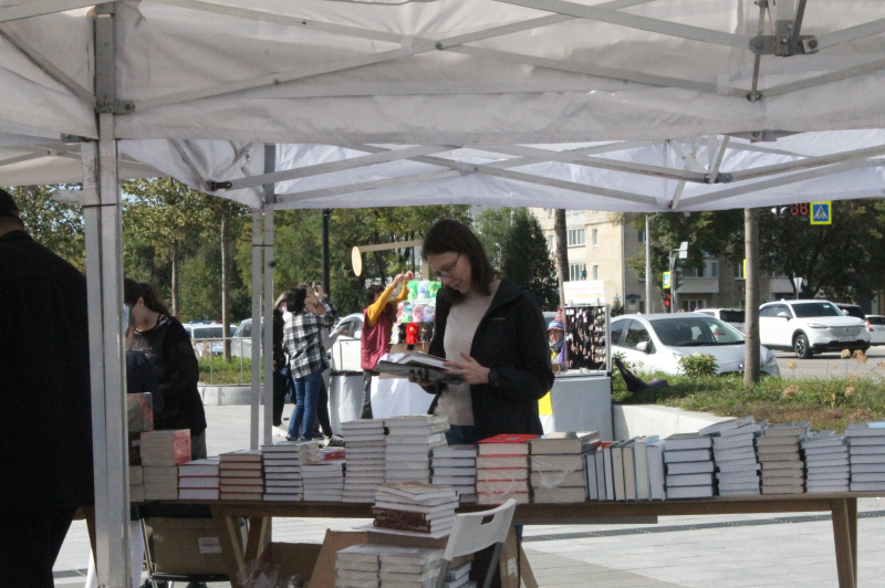 Книжный фестиваль. Раскрашивают на книжном фестивале. Фестиваль берег благовещенск. Книжный фестиваль берег. Гуманитарная помощь мариуполь.