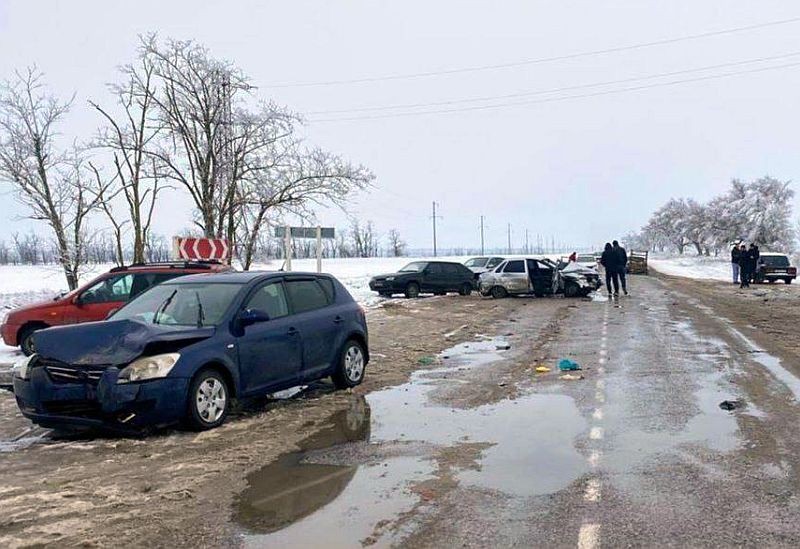 На Ставрополье пять человек пострадали при столкновении трех автомобилей