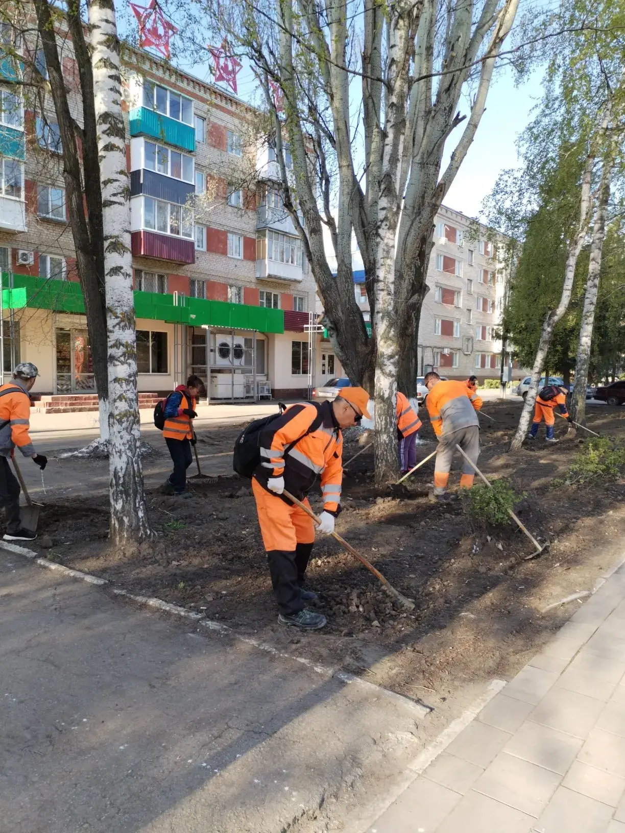 В преддверии Дня Победы в Балаково приводят в порядок Аллею Героев на улице Факел Социализма