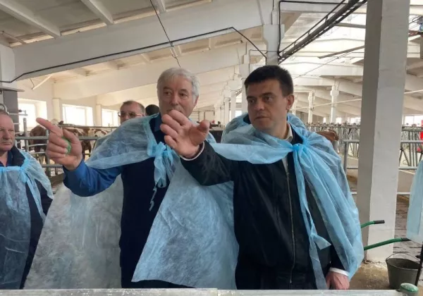 Врио губернатора Красноярского края Михаил Котюков посетил роботизированную ферму ЗАО «Назаровское»