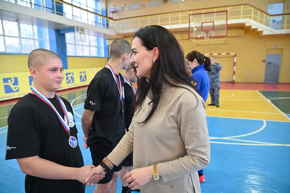 В Новосибирске для несовершеннолетних, оказавшихся в сложной жизненной ситуации, организовали турнир по мини-футболу 