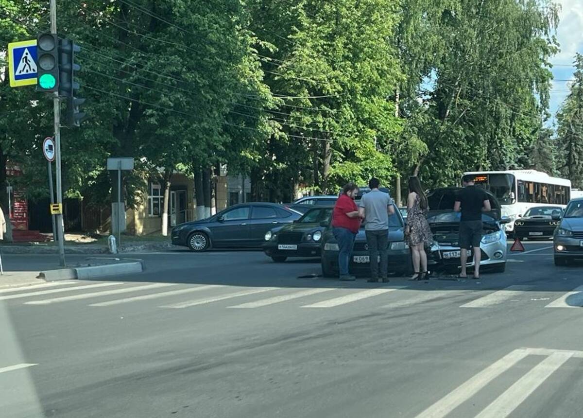 В Брянске на светофоре произошло ДТП с двумя легковушками