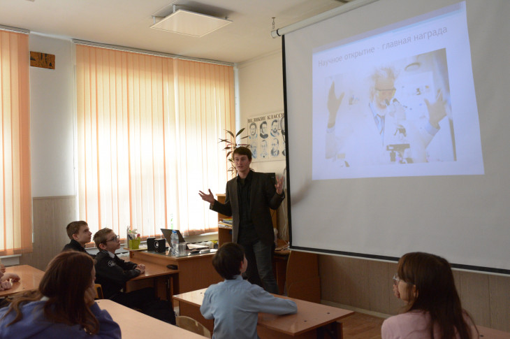 Никита Лысенко читает лекцию