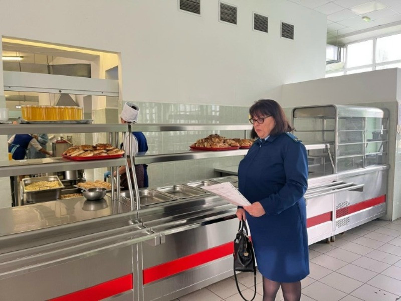 В кировской школе дети ели из поколоченных тарелок