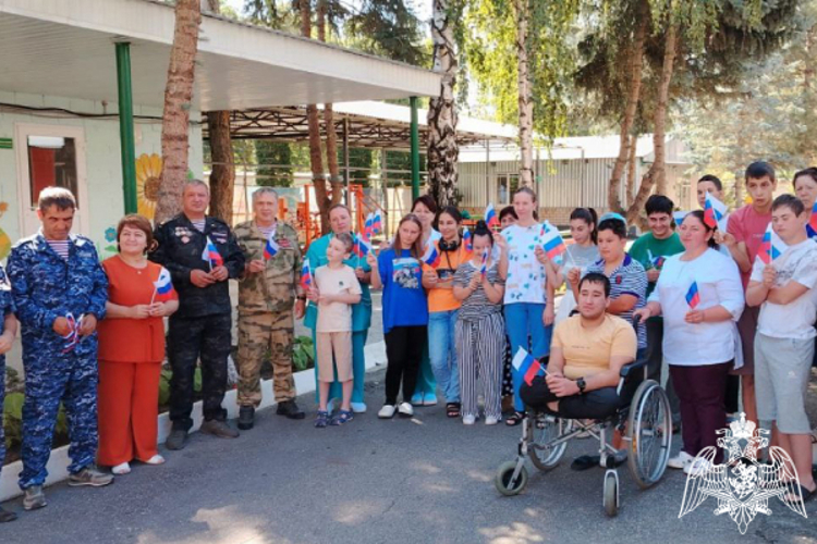 Патриотическое мероприятие с воспитанниками социального учреждения в Карачаево- Черкесии провели ветераны Росгвардии