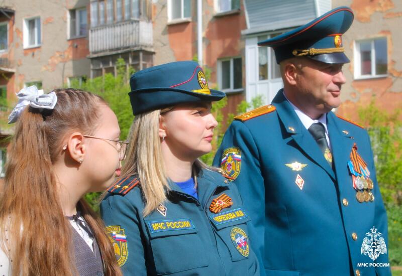 Музыка военных лет под окнами: в Омске труженицу тыла поздравили фронтовыми песнями