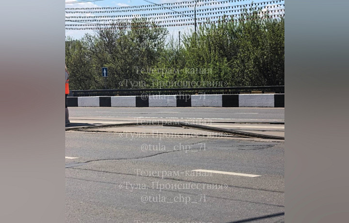 На Пролетарском мосту в Туле встали трамваи из-за выгнутых рельсов
