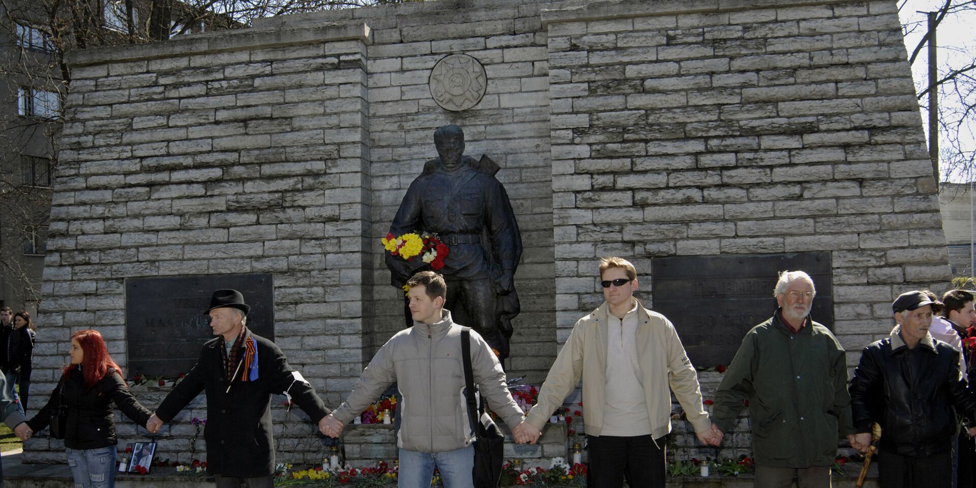 Жители Таллина протестуют против перемещения памятника солдату Красной армии, 22 апреля 2007 года - ИноСМИ, 1920, 20.04.2025
