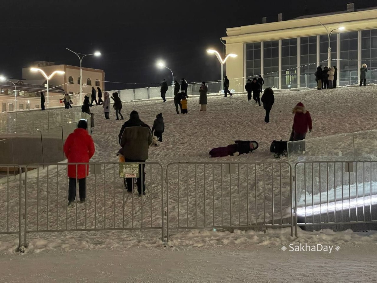 Управление архитектуры: катание детей со склона на площади Ленина в Якутске может навредить газону