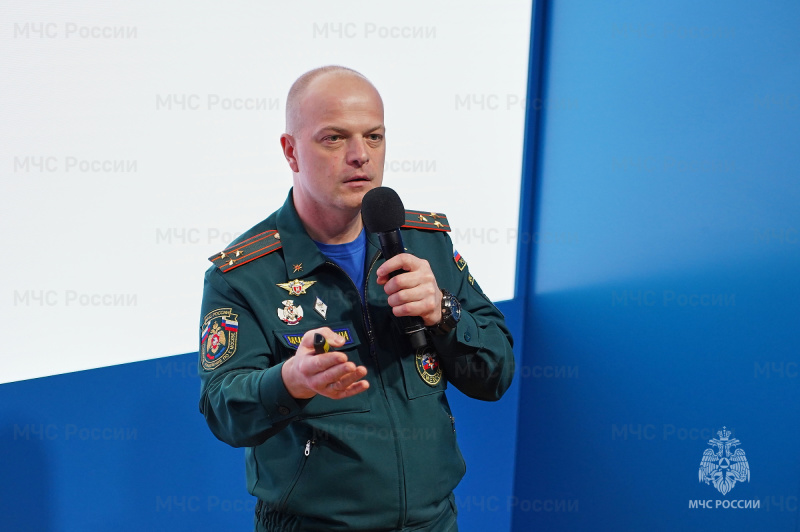 Представитель ГУ МЧС России по г. Москве принял участие в совместном уроке по основам безопасности в лектории павильона «Газпром»