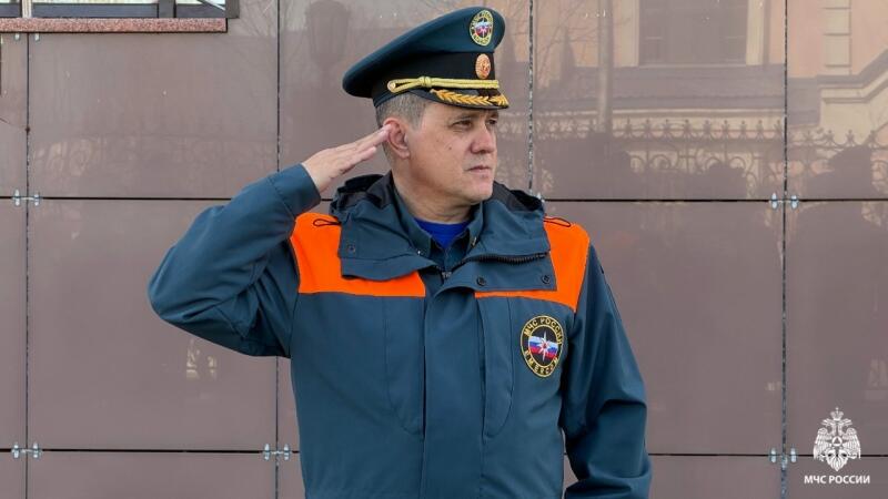 В Главном управлении МЧС России по ЯНАО прошла церемония поднятия флагов
