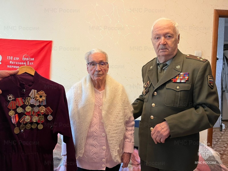 Участницу Курской битвы Клавдию Вьюговскую поздравили сотрудники Главного управления