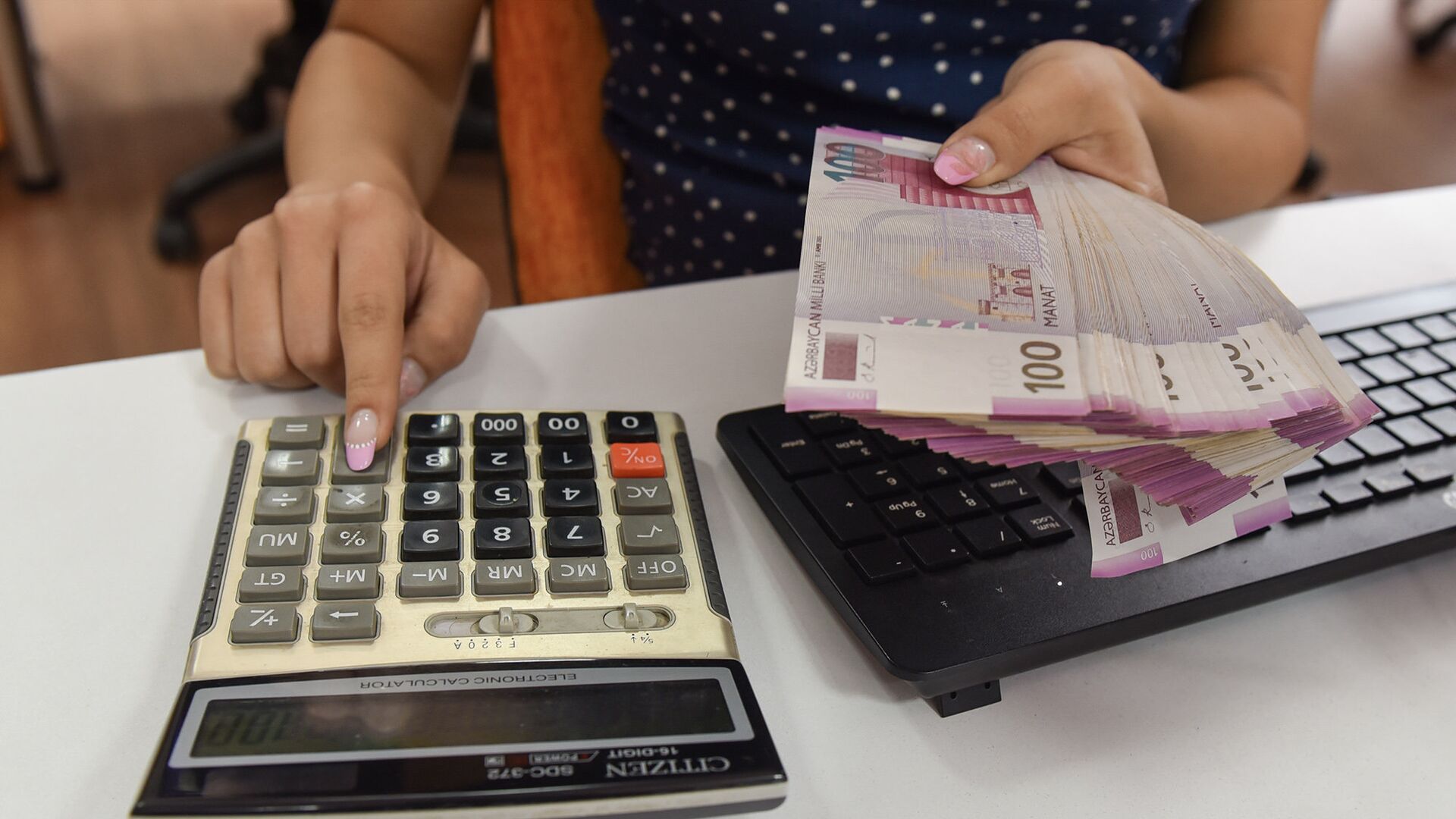 Банковские операции. Архивное фото - Sputnik Азербайджан, 1920, 08.06.2025