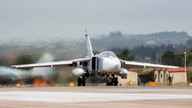 Российский бомбардировщик Су-24М на авиабазе Хмеймим в Сирии (архивное фото)