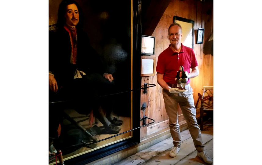 Норман в музее Заандама с готовой фигуркой Петра I. Фото Предоставлено героем публикации