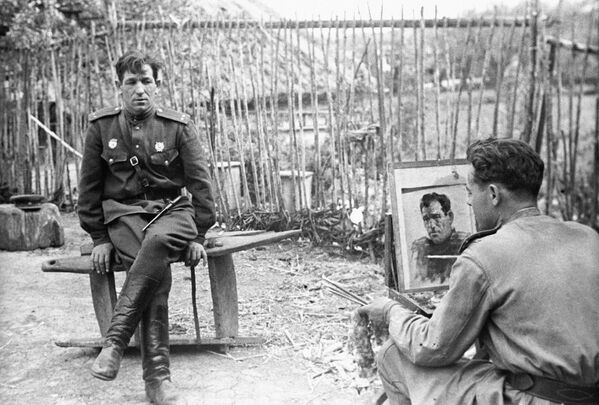Член Студии военных художников имени М. Б. Грекова Николай Соколов пишет портрет гвардии лейтенанта Николая Брыскина. - Sputnik Грузия