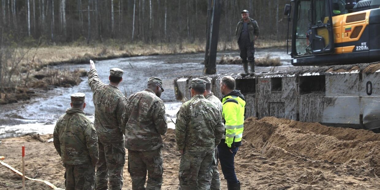 Операция по извлечению затонувшего в болоте бронетранспортера армии США в Литве