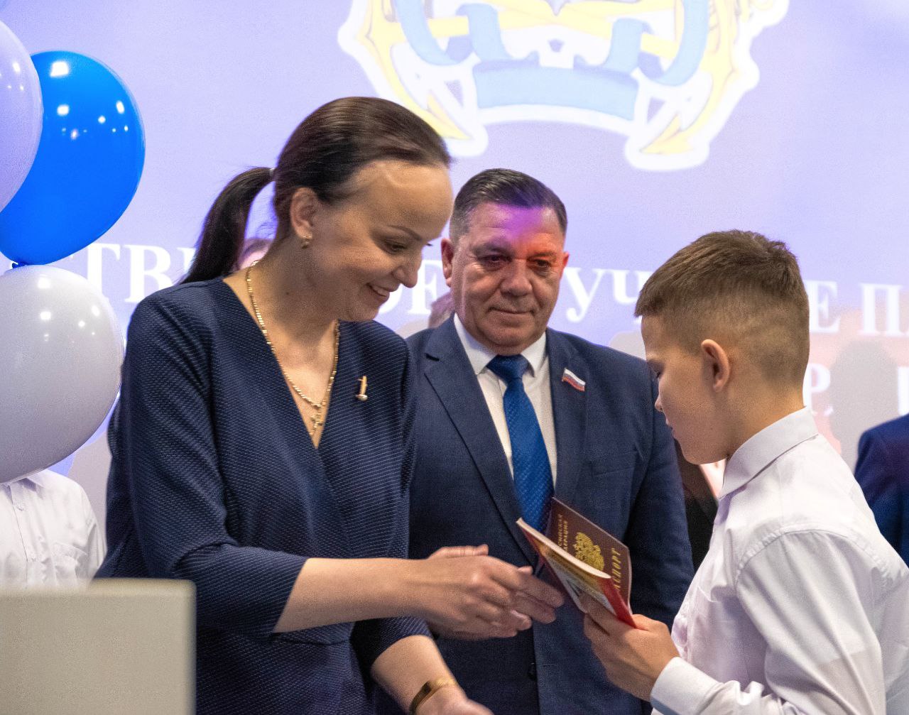 12 горожан получили свой главный в жизни документ – паспорт гражданина России