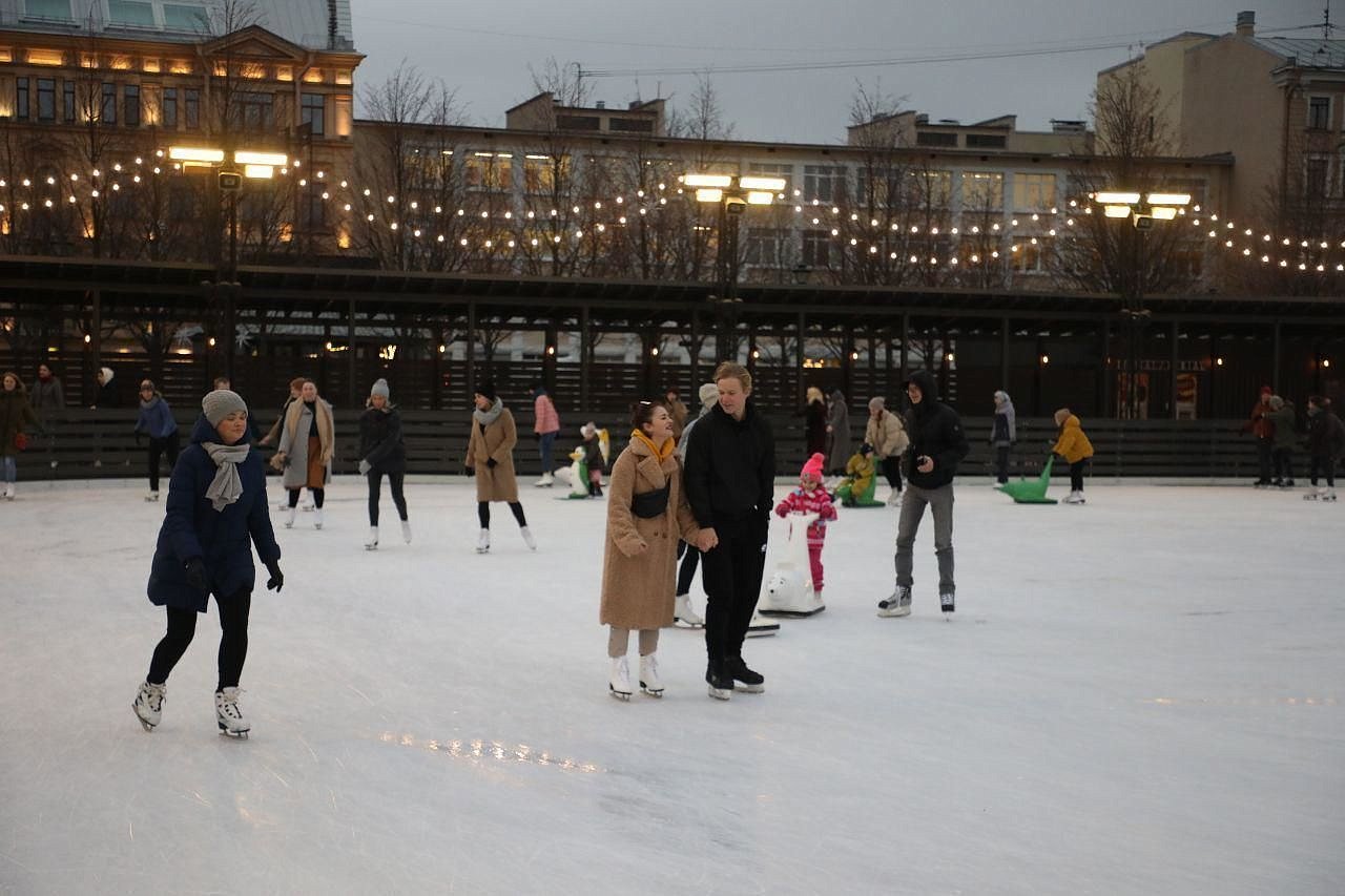 Каток новая голландия в санкт петербурге. Новая Голландия СПБ каток. Каток Санкт-Петербург открытый новая Голландия. Каток на острове новая Голландия.