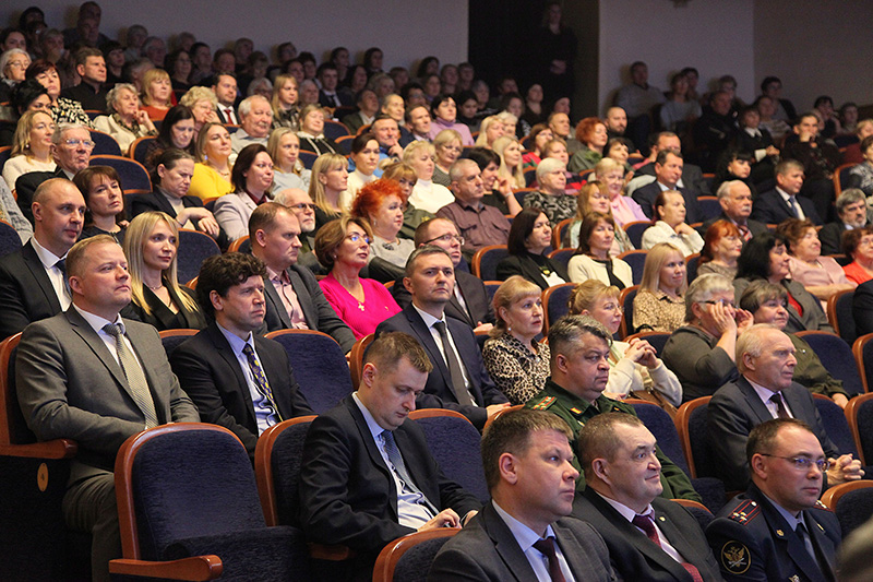 В День Кировской области председателю суда в отставке вручена награда