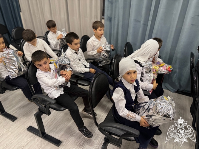 Дед Мороз специального назначения Росгвардии поздравил детей-сирот с наступающим Новым годом в Дагестане