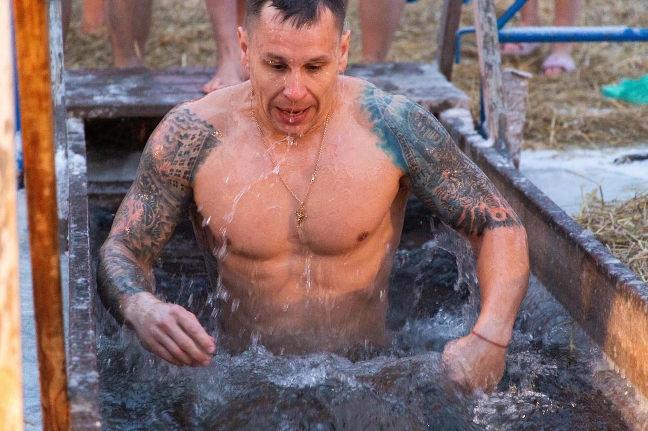 крещенские купания. путин купается в проруби на крещение 2021. крещение господне (богоявление) 19 января 2022 года. мыться 19 января. купание в проруби.