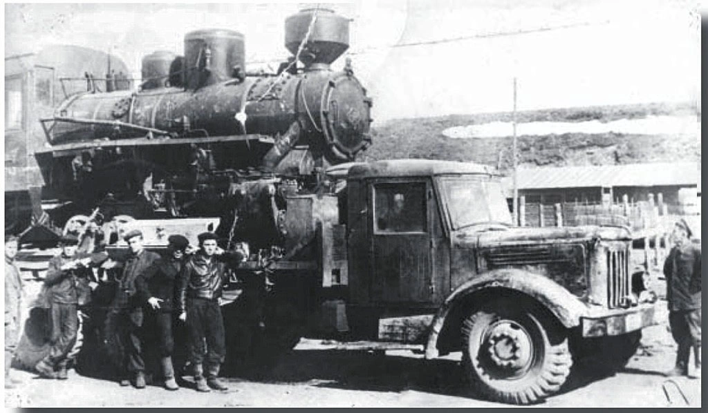 Работники Палаткинской автобазы вывозят отслуживший свое паровоз