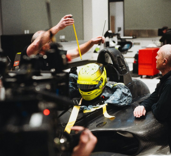 Мик Шумахер проходит подгонку сиденья на базе RLL Racing, фото из социальных сетей