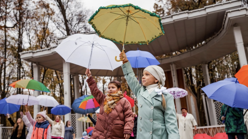 В парках Подмосковья состоится праздничная программа «Поющие под дождём»
