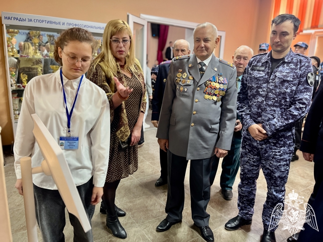 В преддверии Дня сотрудников органов внутренних дел росгвардейцы посетили торжественное мероприятие в подшефном техникуме 