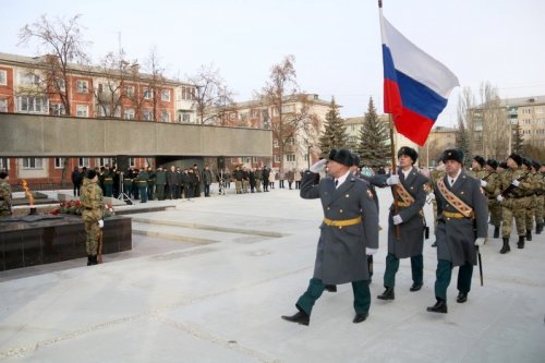 В честь Дня Героев Отечества озерчане возложили цветы к Вечному огню.