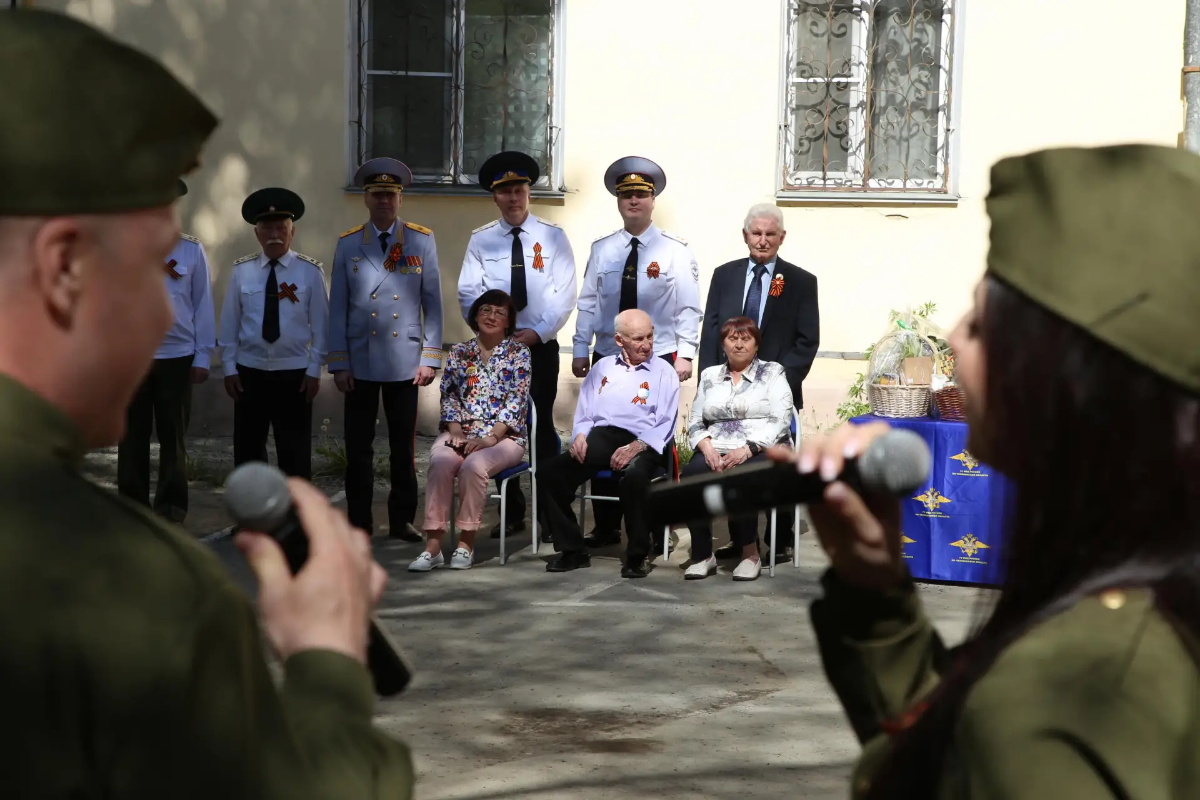 Челябинские полицейские провели Парад у дома ветеранов к 9 Мая