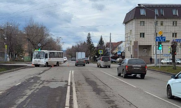 58 автобус красноярск. Зд пешеходный переход Красноярск. На парковой улице Красноярск, сбили человека. ДТП В Красноярске по улице Октябрьская. В Красноярске автобус сбил прохожего на судостроительной.